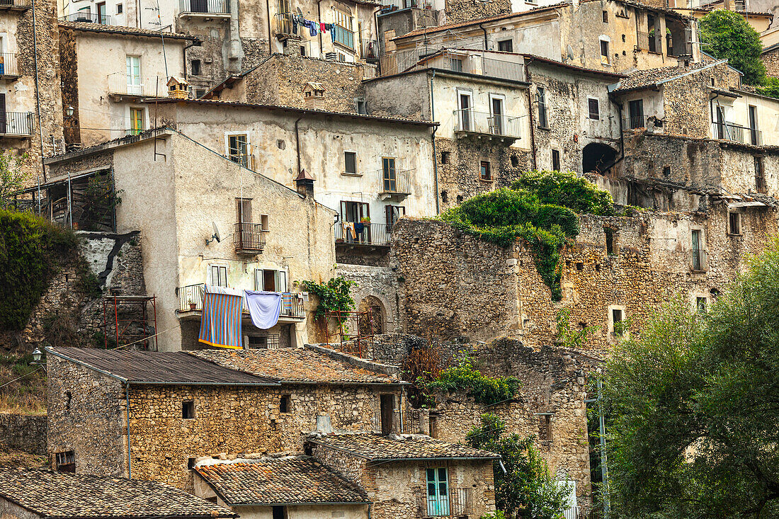 Alte Steinhäuser und Ställe eines noch bewohnten Bergdorfs. Pettorano sul Gizio, Provinz l'Aquila, Abruzzen, Italien, Europa
