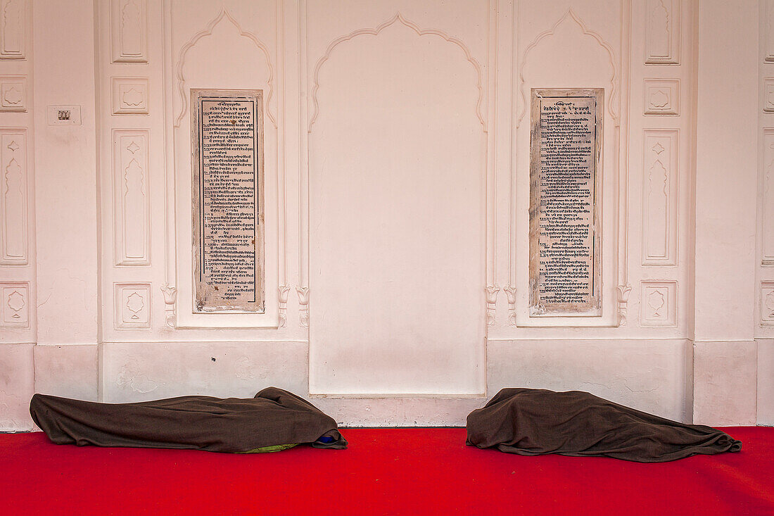 Schlafende Pilger, nach einer anstrengenden Reise, im Inneren des Goldenen Tempels, Amritsar, Punjab, Indien