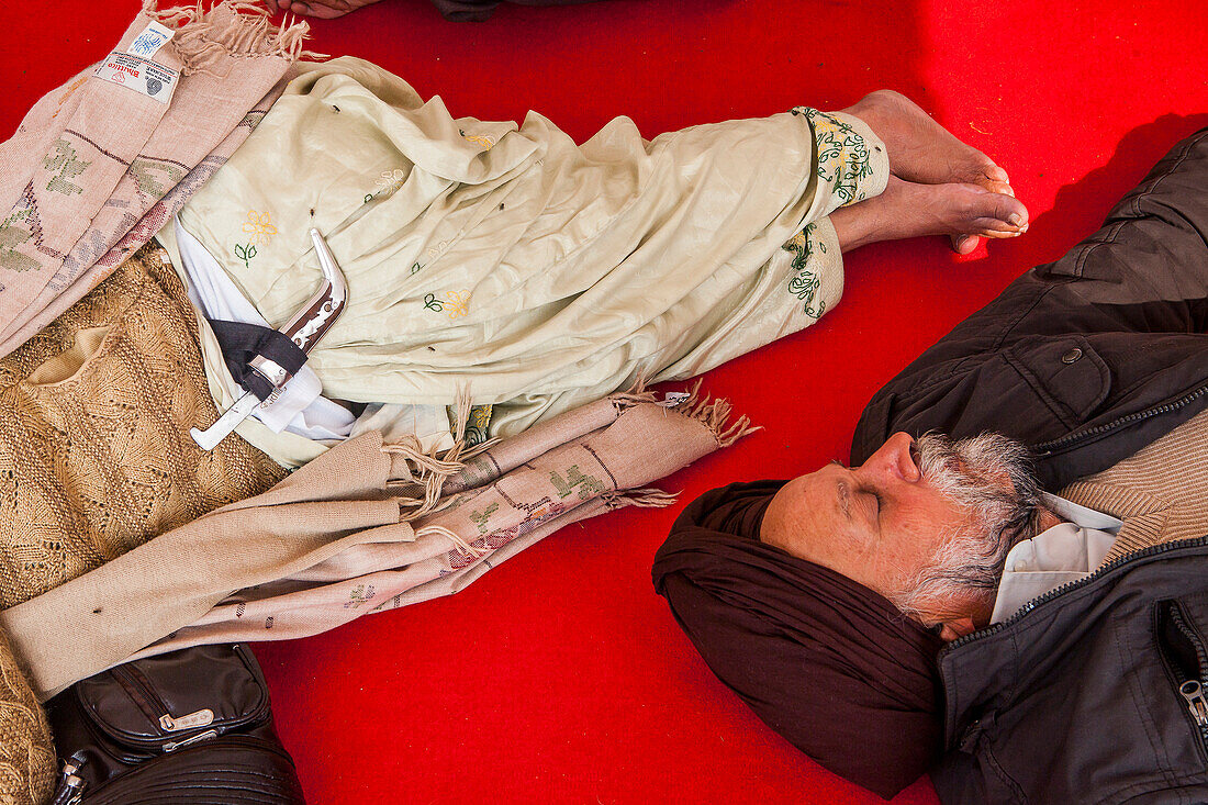 Schlafende Pilger (Paar), nach einer anstrengenden Reise, im Inneren des Goldenen Tempels, Amritsar, Punjab, Indien