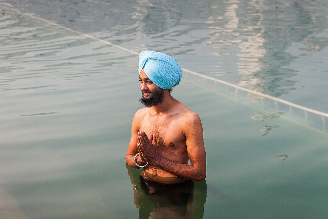 Pilger beim Baden im heiligen Becken Amrit Sarovar, Goldener Tempel, Amritsar, Punjab, Indien