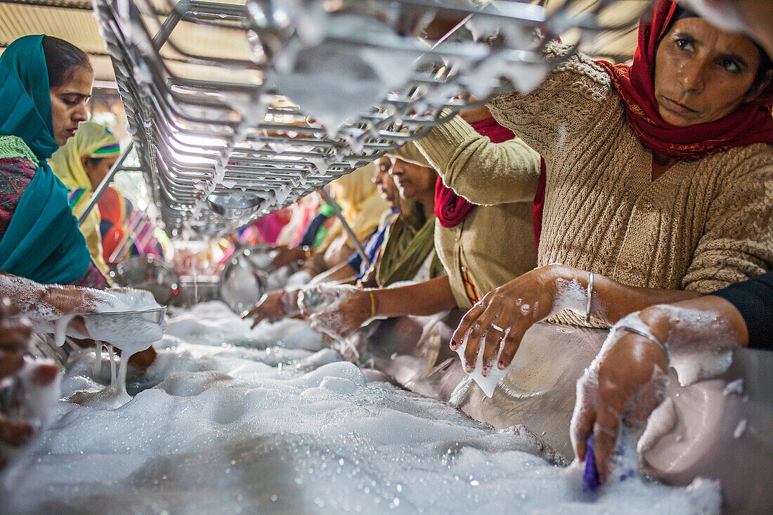 Volunteers cleaning dishes, Each day eat 60,000 - 80,000 pilgrims in Golden Temple, Golden temple, Amritsar, Punjab, India
