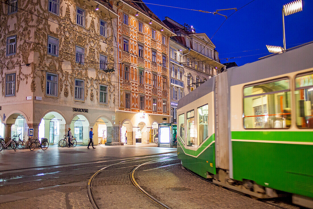 Straßenbahn, Hauptplatz, im Hintergrund Haus Luegg, Graz, Österreich