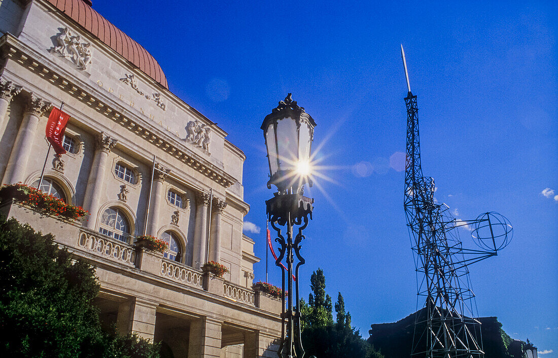Opernhaus und Lichtschwert-Skulptur, Graz, Österreich