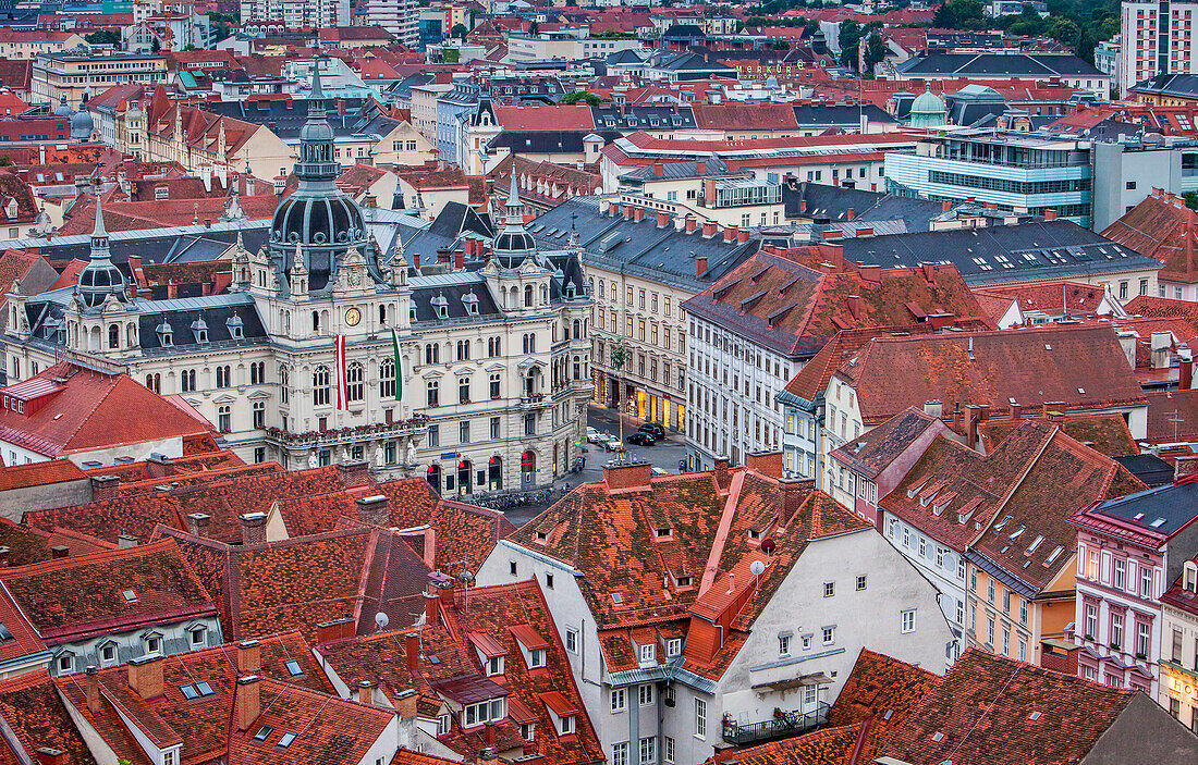Dächer und Rathaus am Hauptplatz, Graz, Österreich
