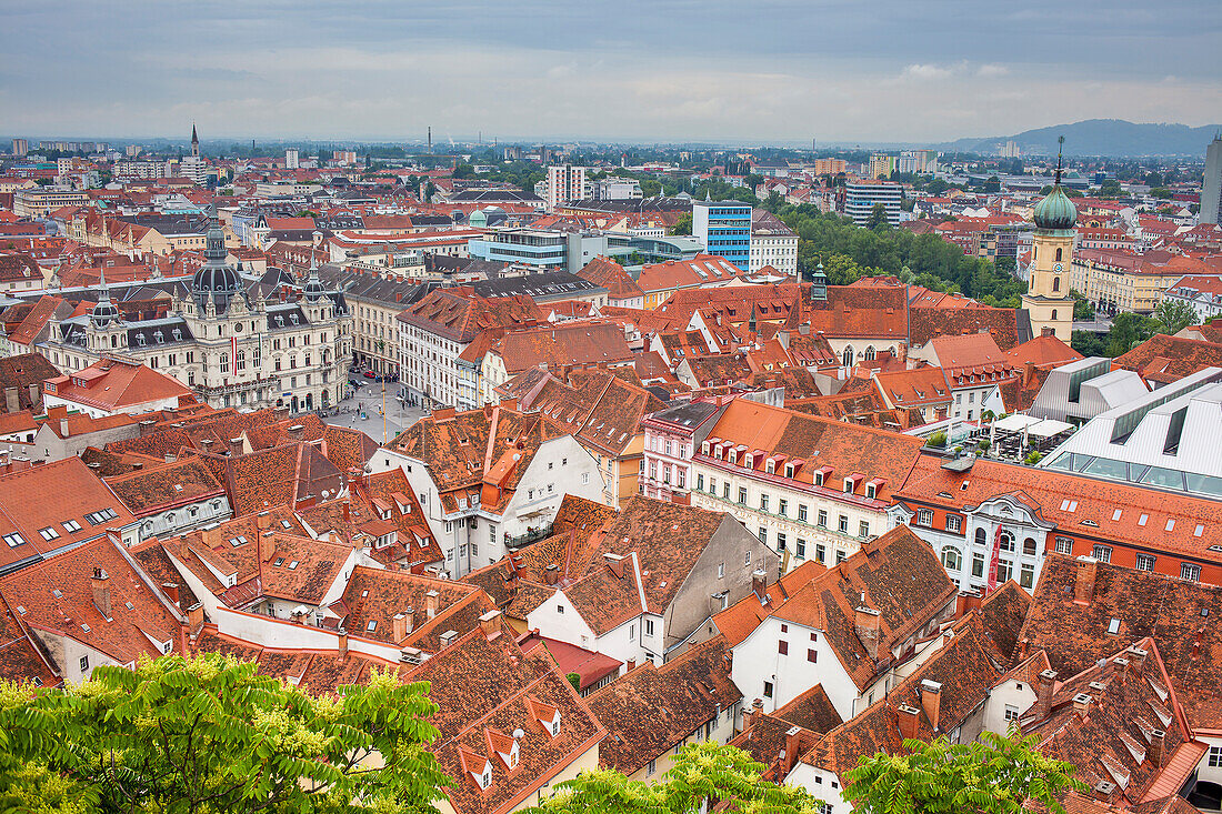 Luftaufnahme, links Rathaus am Hauptplatz, rechts Franziskanerkirche, Graz, Österreich