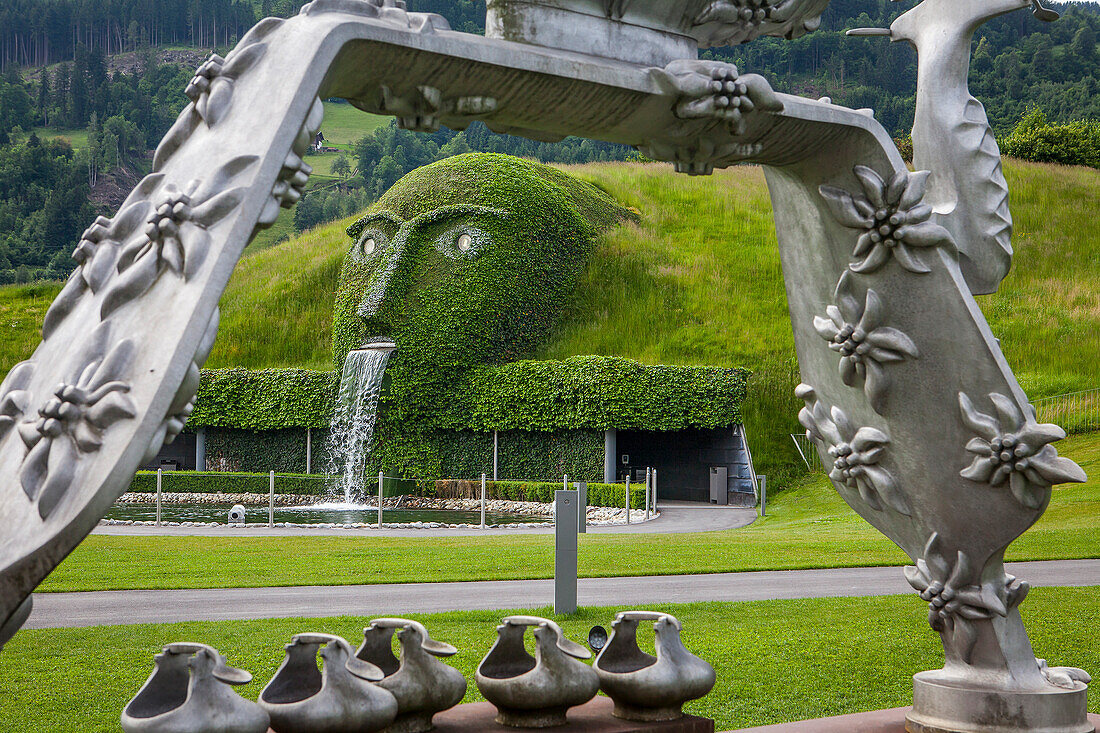 Der Riese, Eingang zu den Wunderkammern, aus Aluminiumguss von Bruno Gironcoli, Swarovski Kristallwelten, Kristallwelten Museum, Innsbruck, Österreich