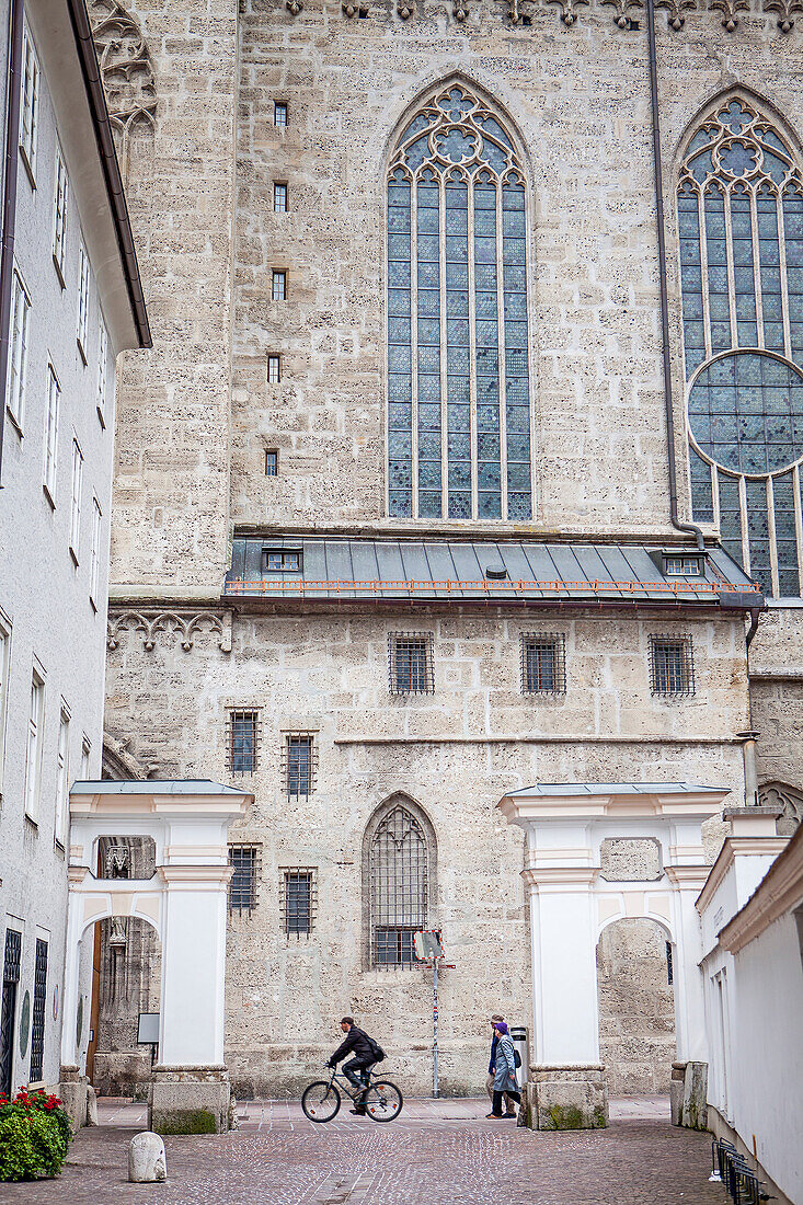Franziskanergasse und Fassade der Franziskanerkirche, Salzburg, Österreich