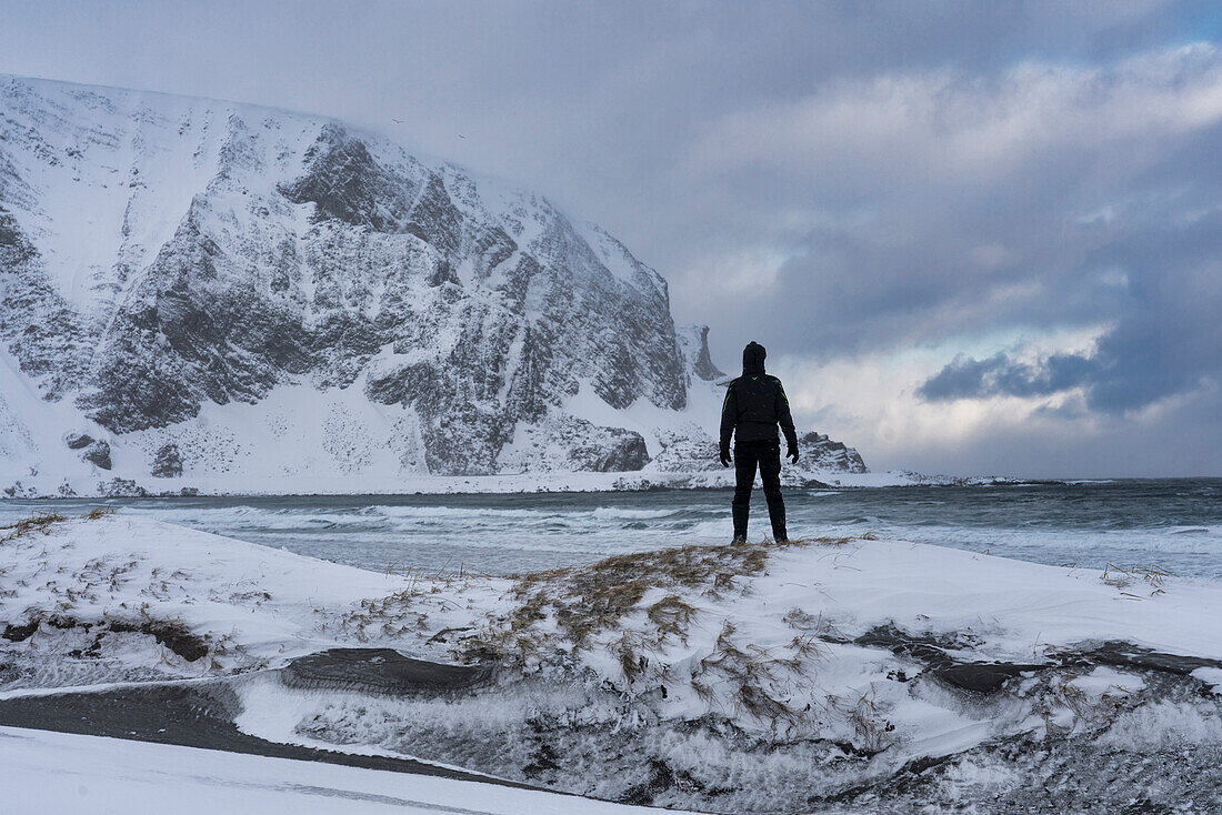 Europa, Norwegen, Finnmark, Sandfjord, Wanderer auf den Felsen