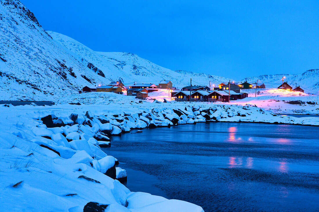 Europa, Norwegen, Insel Soroya, Sorvaer zur blauen Stunde