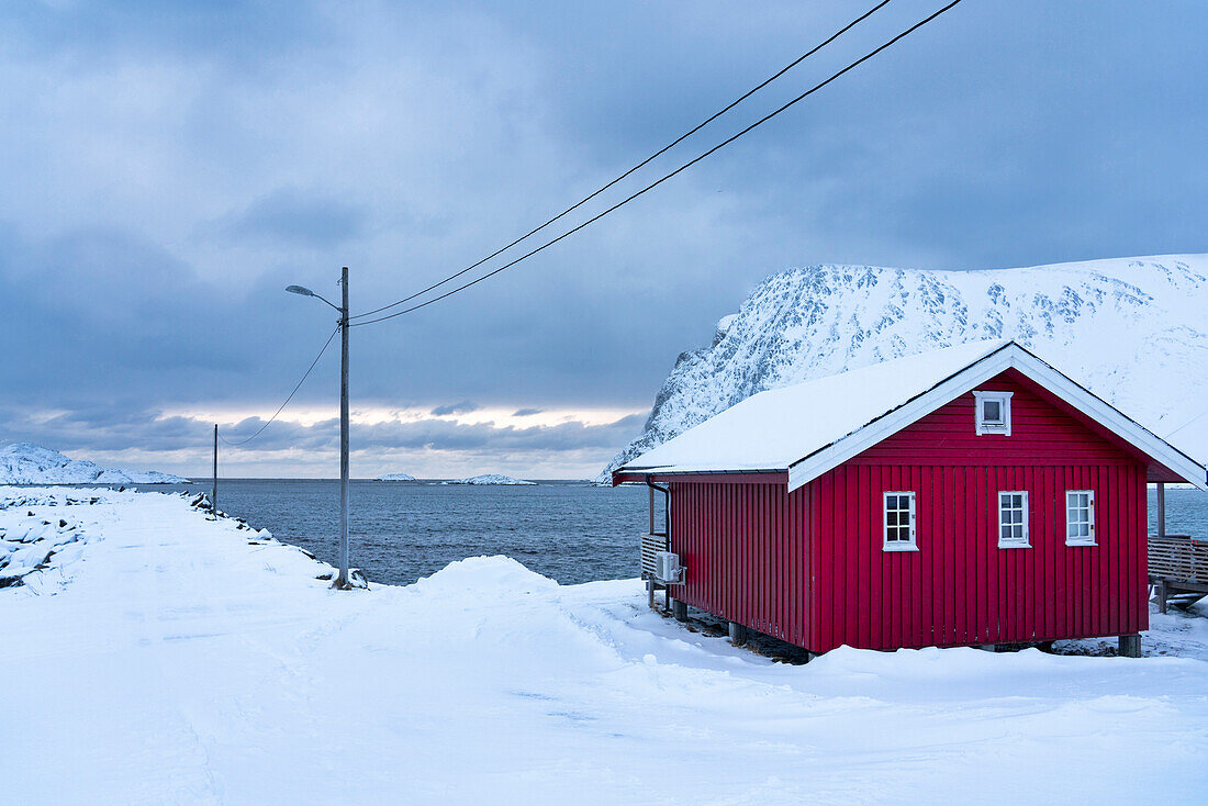 Europa, Norwegen, Insel Soroya, Rote Hütte