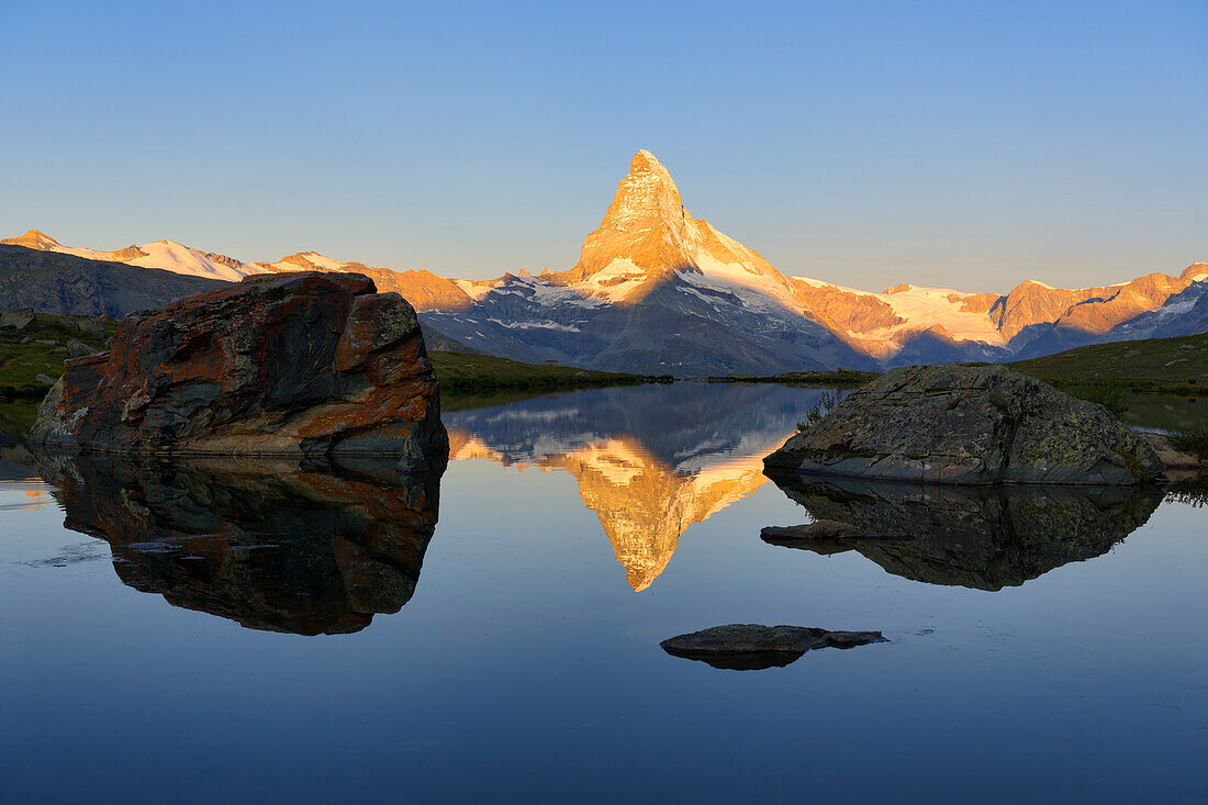 Schweiz, Zermatt, Matterhorn und Stellisee bei Sonnenaufgang