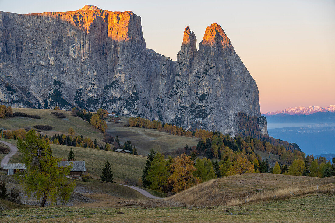 Italy, Sud Tirol, Seiser Alm, Sciliar - Punta Santner at sunrise in Autumn