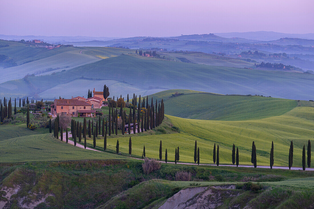 Italien, Toskana, Orcia-Tal, Hütte zur blauen Stunde im Frühling