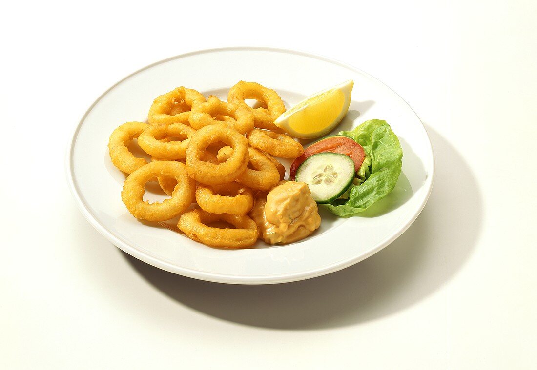 Fritierte Calamares-Ringe mit Dip & Salatgarnitur auf Teller