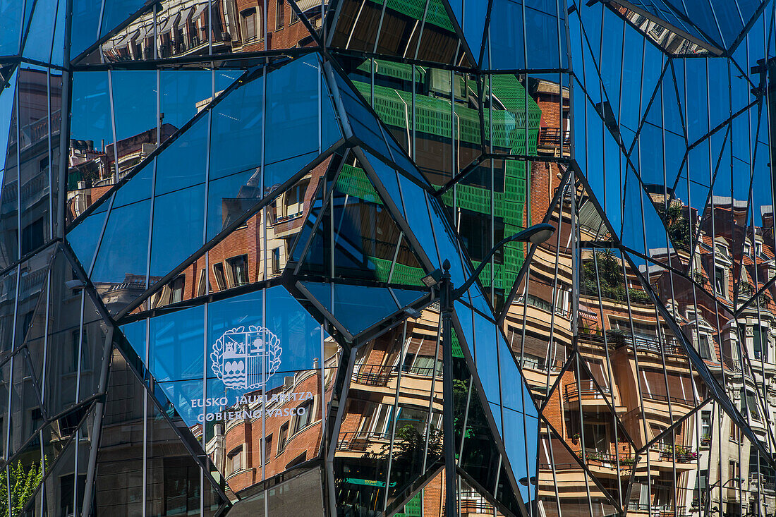 Detail of Osakidetza building. The headquarters building of Osakidetza Basque Department of Health, by Coll-Barreu Arquitectos. Bilbao, Basque country. Spain