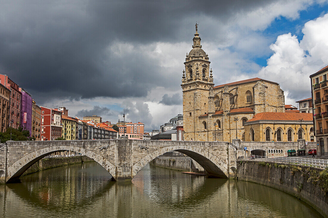 San Anton church and Nervión river, Old Town (Casco Viejo), Bilbao, Spain