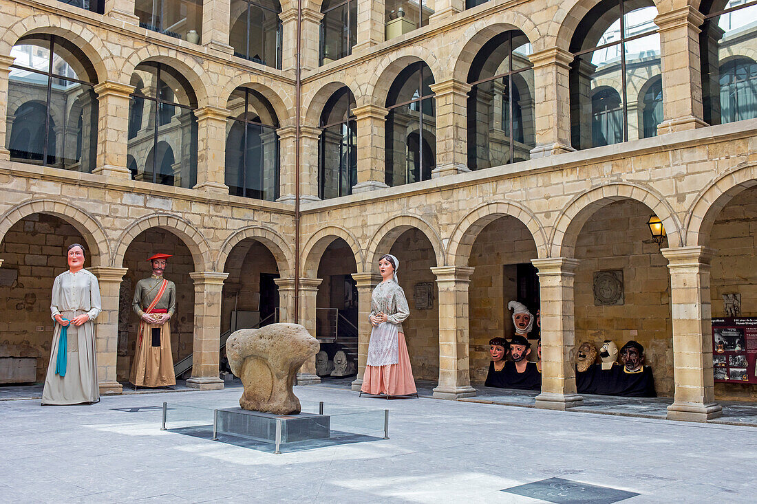 Mikeldi" und Riesen im Innenhof des Euskal Museoa-Basque Museums. Archäologisches Museum von Bizkaia und Ethnographisches Baskenland. Bilbao. Spanien.