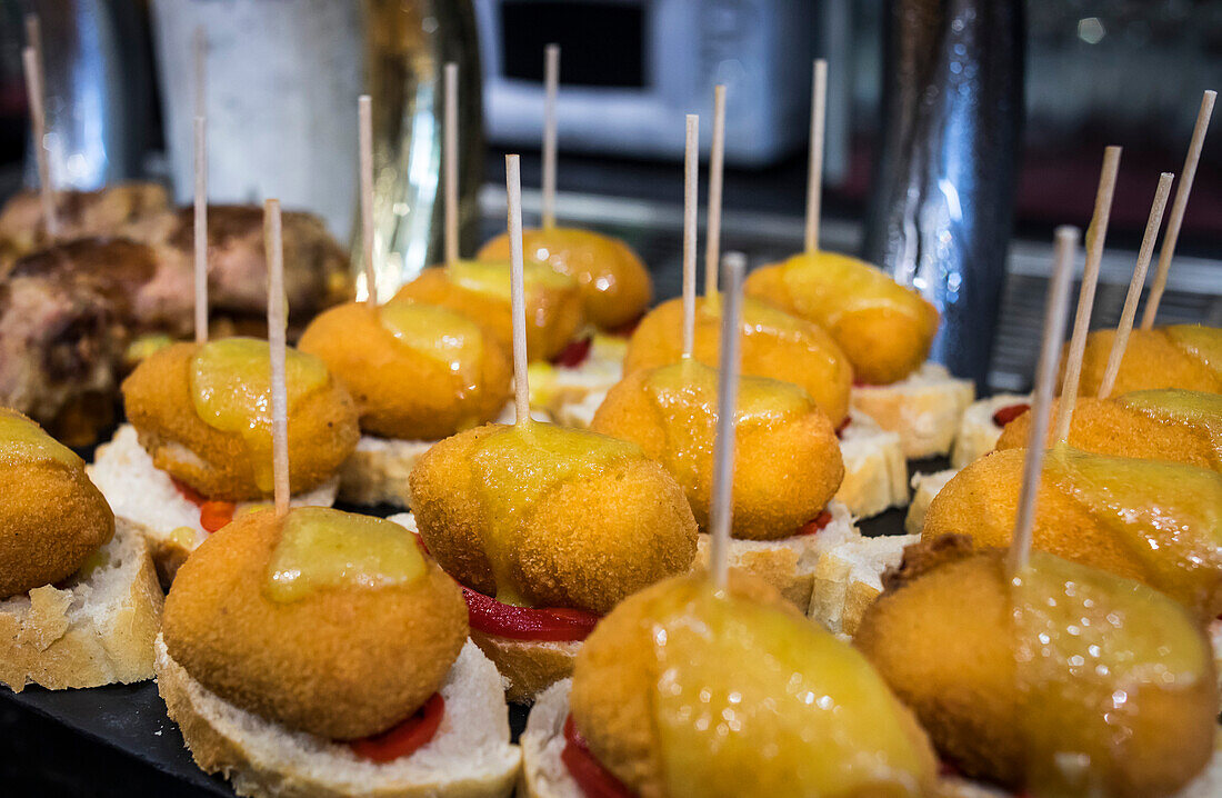 Pintxos, im Restaurant Víctor Montes, 8 Plaza Nueva oder 8 Plaza Berria, Bilbao, Spanien