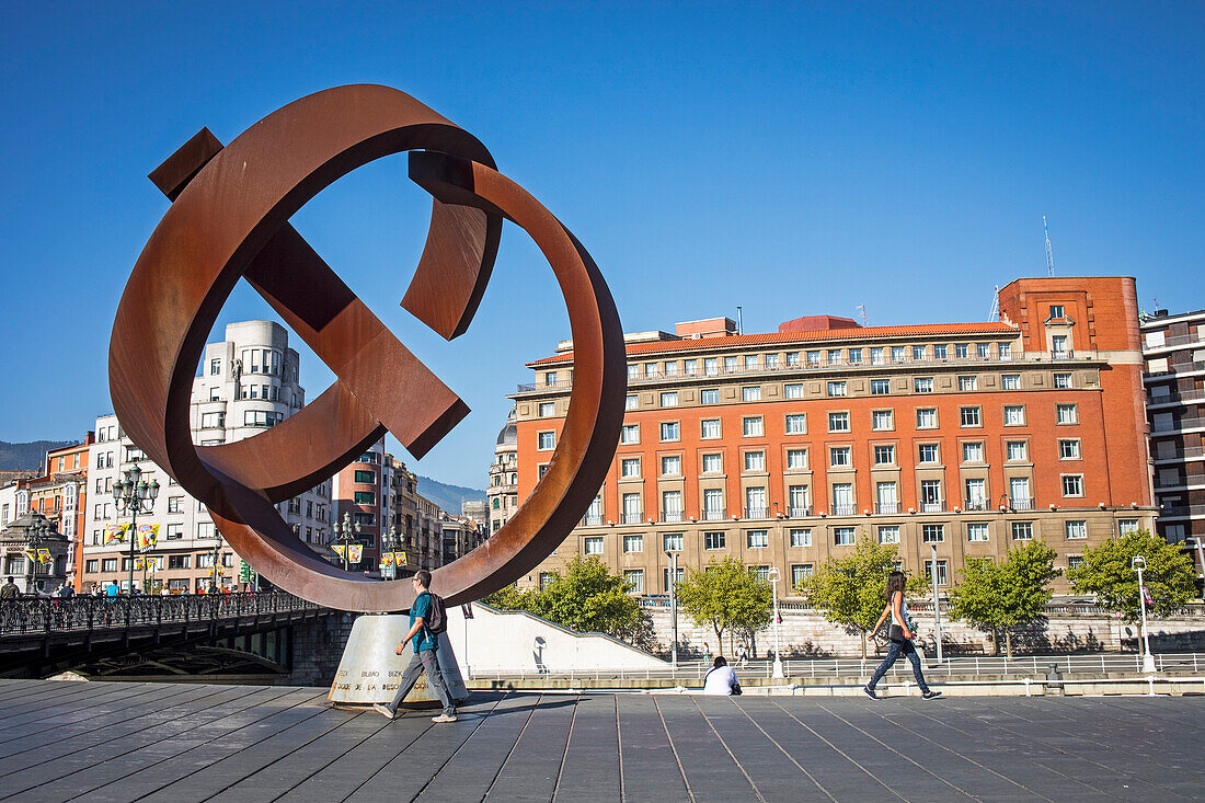 Ovoide Variante zur Beseitigung der Umweltverschmutzung" von Jorge Oteiza am Ufer der Ría Nervión neben dem Rathaus, Bilbao, Spanien