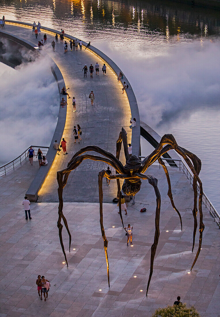 Maman", eine von Louise Bourgeois entworfene Bronzespinne, neben dem Guggenheim-Museum, Bilbao, Spanien