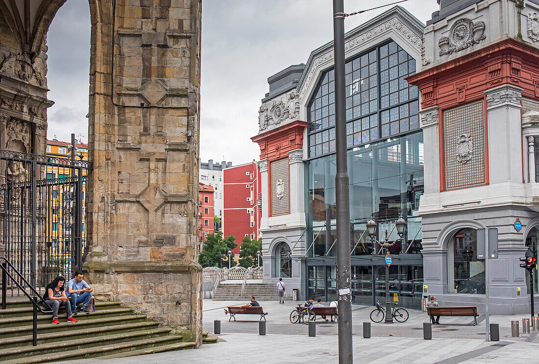Links die Kirche San Anton und rechts der La Ribera-Markt, Altstadt (Casco Viejo), Bilbao, Spanien