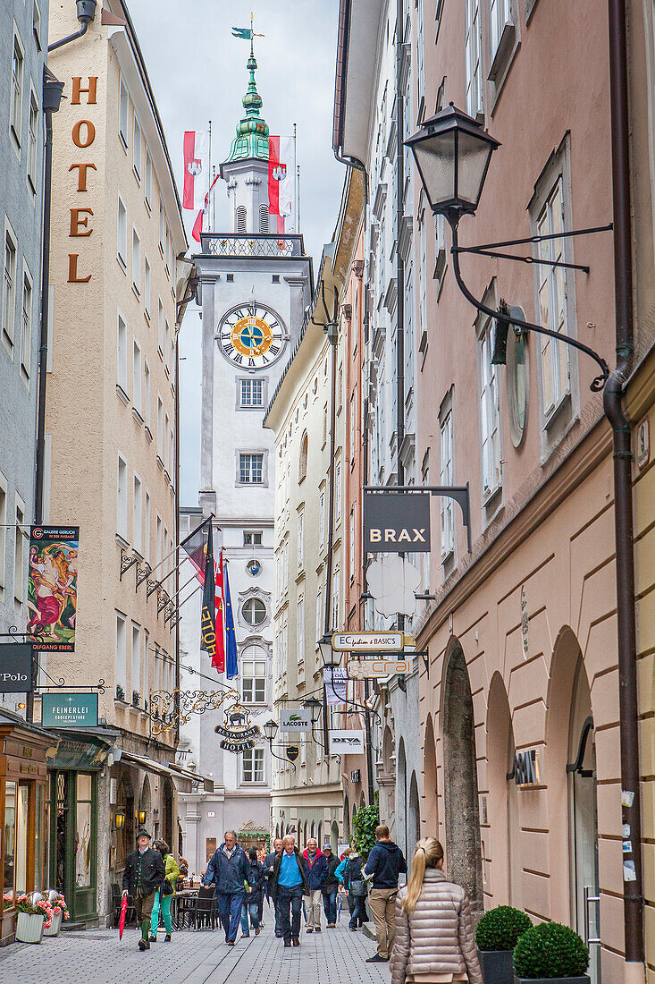 Sigmund-Haffner-Gasse, im Hintergrund Turm des Alten Rathauses mit Uhr, Salzburg, Österreich