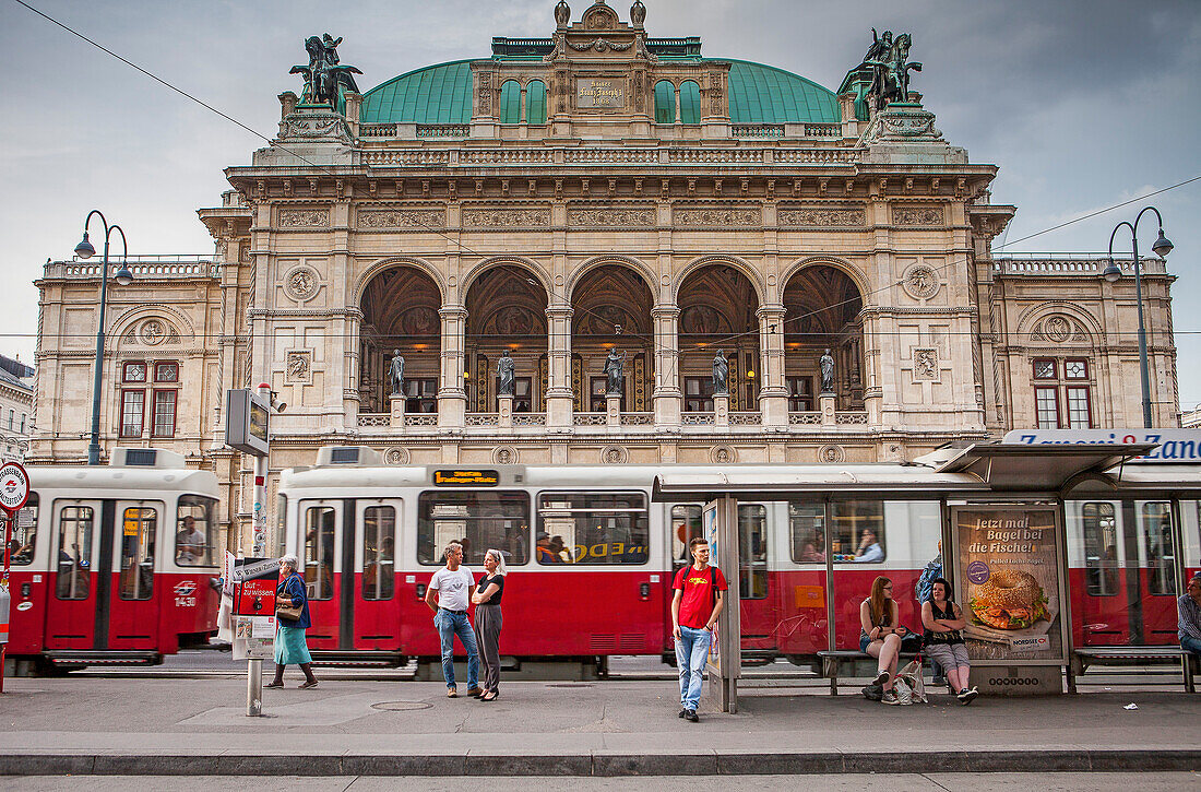 Tram and Staatsoper (Vienna State Opera), Ringstrasse, ring road, Vienna, Austria, Europe