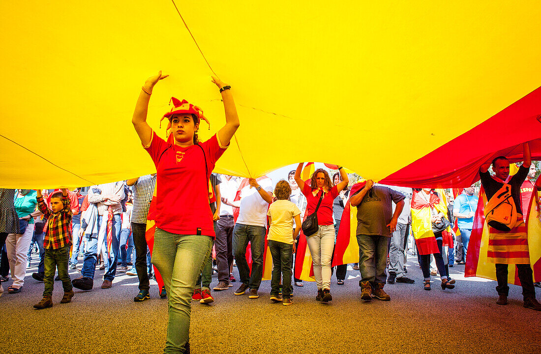 Katalanische Unabhängigkeitsgegner tragen die spanische Flagge während einer Demonstration für die Einheit Spaniens anlässlich des spanischen Nationalfeiertags am Passeig de Gracia, Barcelona, 12. Oktober 2014, Spanien