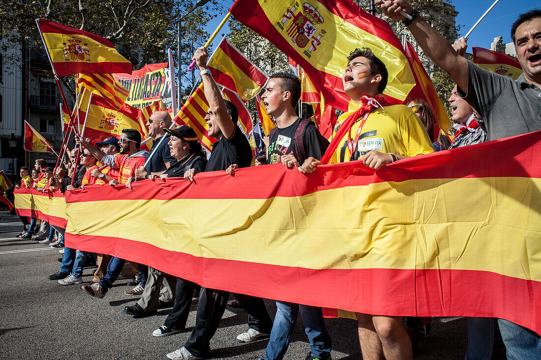 Katalanische Unabhängigkeitsgegner tragen spanische Fahnen und katalanische Flaggen während einer Demonstration für die Einheit Spaniens anlässlich des spanischen Nationalfeiertags am Passeig de Gracia, Barcelona, 12. Oktober 2014, Spanien