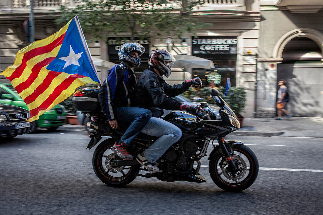 Politische Demonstration für die Unabhängigkeit von Katalonien. Straße Consell de Cent. 10. Juli 2010. Barcelona. Katalonien. Spanien.