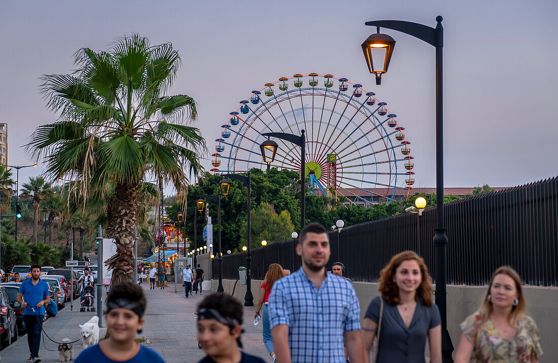 Corniche, im Hintergrund das Riesenrad des Beirut Luna Park, Beirut, Libanon