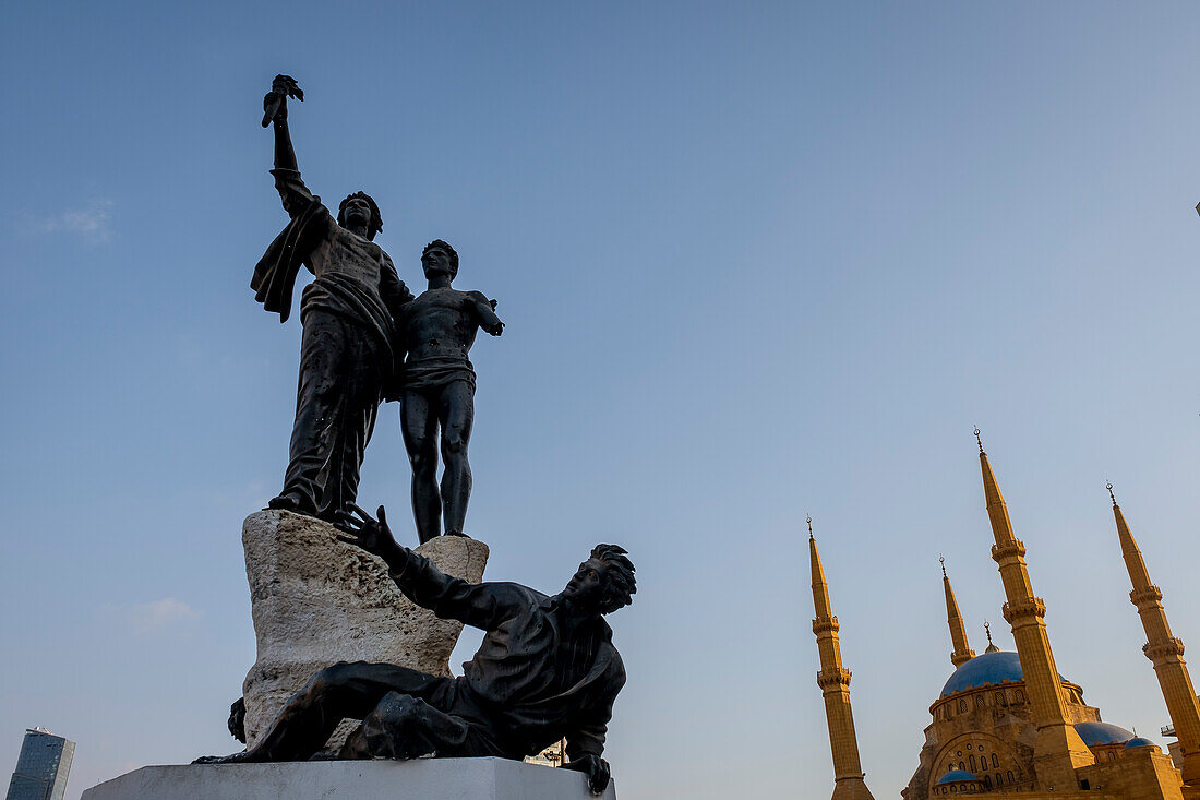 Martyrs sculpture and Square, monument to Lebanese nationalists killed here by the Ottomans in 1915, in background Mohammad Al-Amine Mosque, Beirut, Lebanon