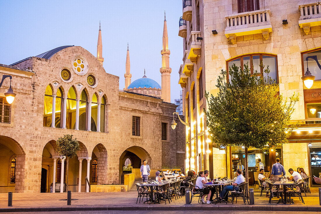 Außenterrasse des Place de l'Etoile Cafe, Bar, Restaurant und Fassaden der griechisch-orthodoxen Kathedrale Saint George und der Mohammad-Al-Amin-Moschee, auf dem El Nejmeh-Platz oder Star-Platz, Innenstadt, Beirut, Libanon