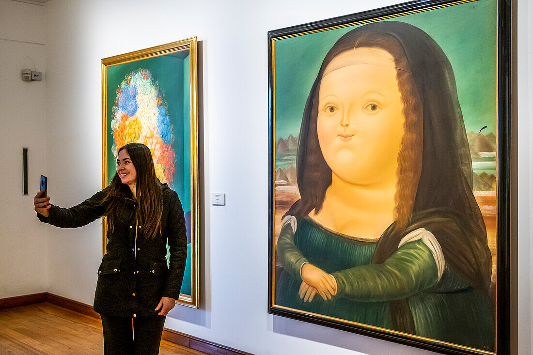 Besucherin, Selfie, "Monalisa" von Fernando Botero, Botero Museum, Bogota, Kolumbien