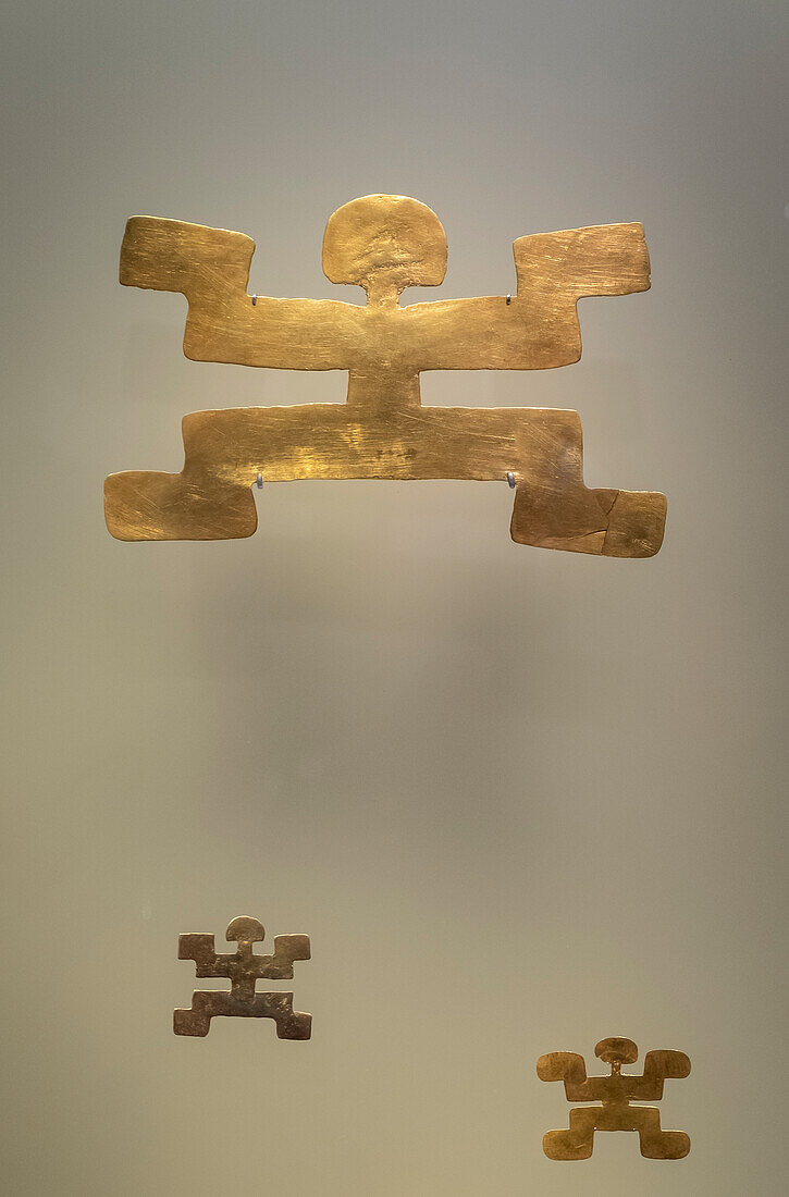 Goldartefakte in Form eines Jaguar-Mannes, Präkolumbianische Goldschmiedesammlung, Goldmuseum, Museo del Oro, Bogota, Kolumbien, Amerika
