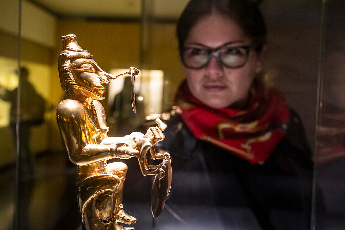 Besucher beim Betrachten von Poporo, anthropomorph, Präkolumbianische Goldschmiedekunst, Goldmuseum, Museo del Oro, Bogota, Kolumbien, Amerika