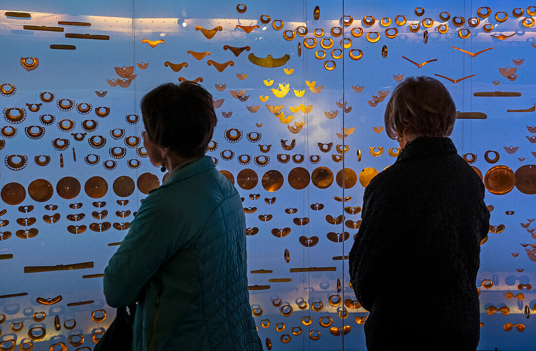 Besucher, Opfersaal, sala de la ofrenda, Ausgestellte Goldartefakte, Goldmuseum, Museo del Oro, Bogota, Kolumbien, Amerika