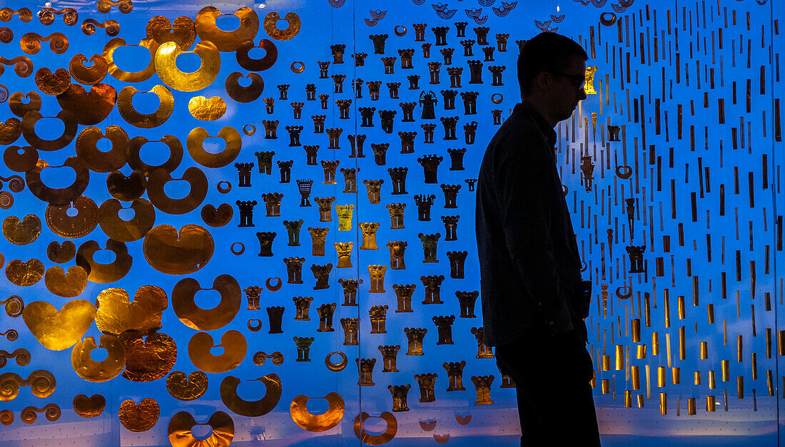 Visitor, Offering room, sala de la ofrenda, Gold artifacts on display, Gold museum, Museo del Oro, Bogota, Colombia, America