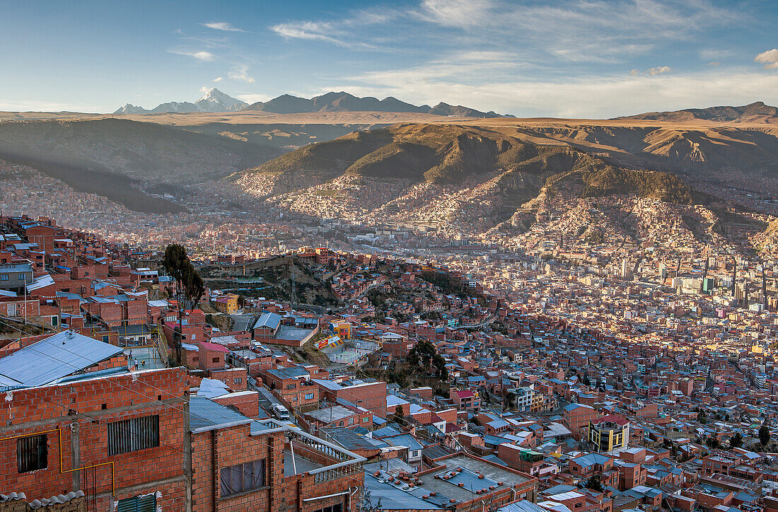 Panoramablick auf La Paz, von El Alto aus, im Hintergrund Los Andes, La Paz, Bolivien