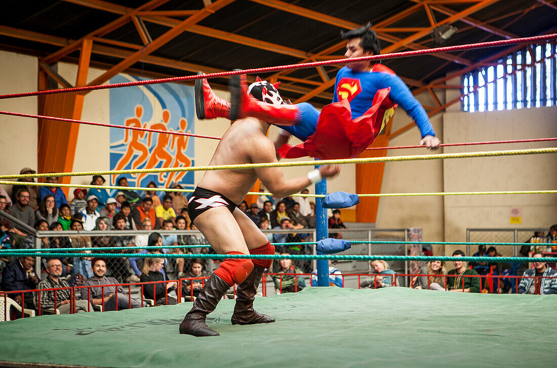 Lucha Libre. Wrestler im Kampf, Sportzentrum La Ceja, El Alto, La Paz, Bolivien
