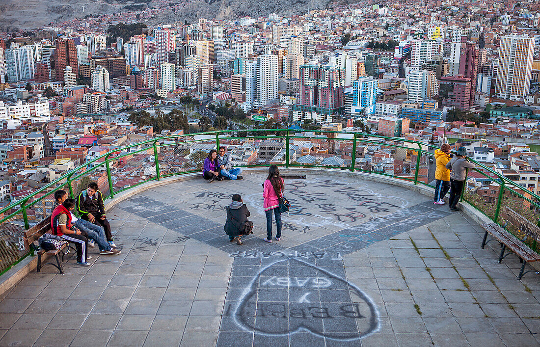 Panoramablick auf das Stadtzentrum vom Aussichtspunkt Killi Killi, La Paz, Bolivien