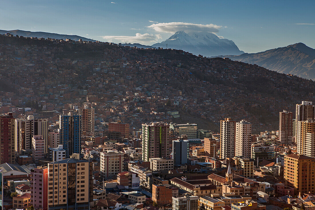 Panoramablick auf die Stadt, im Hintergrund der Berg Illimani 6462 m, La Paz, Bolivien