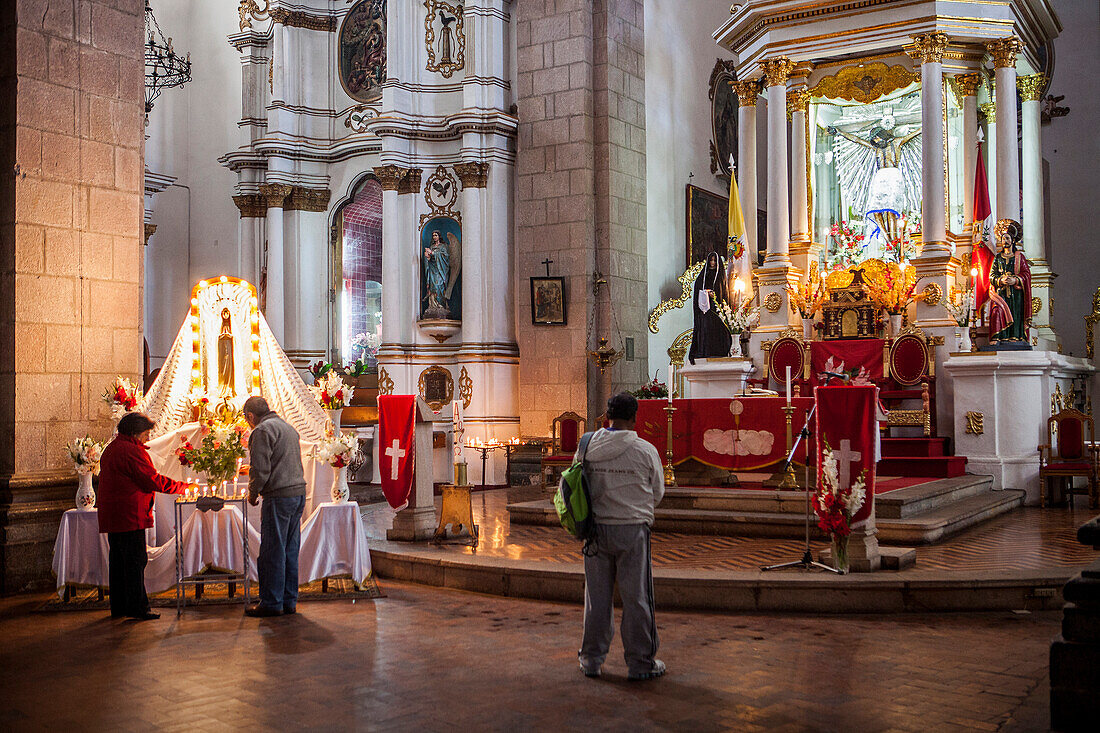Betend, Kirche San Francisco, Potosi, Bolivien