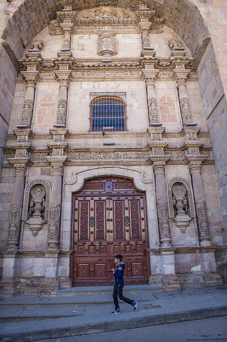 Fassade des Modesto Omiste Theaters, Potosi, Bolivien