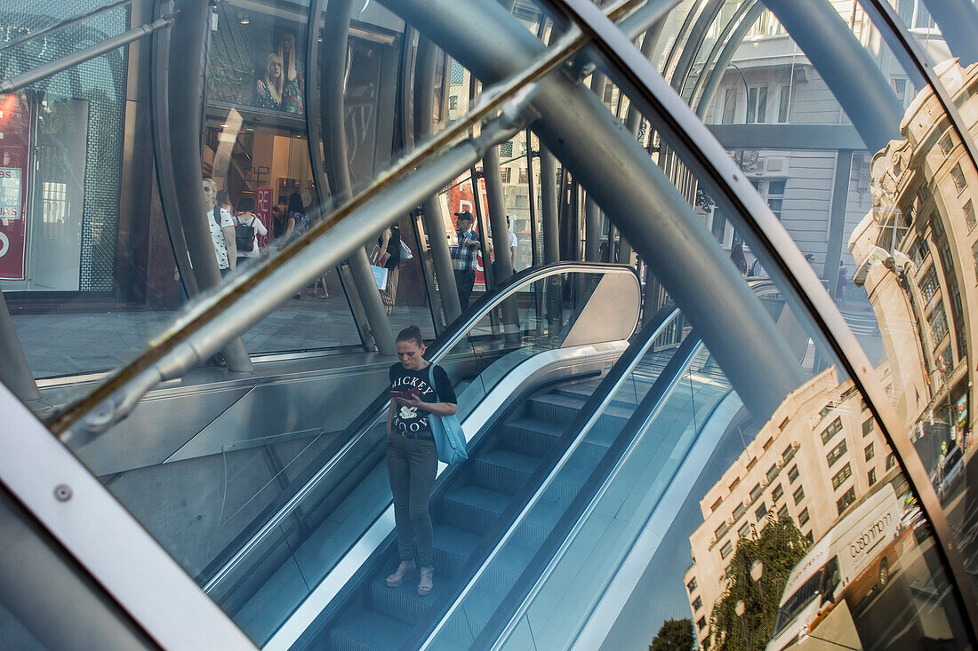 Metro-Eingang (auch 'fosterito' genannt) des Architekten Norman Foster, Bahnhof Moyua, Bilbao, Biskaya, Baskenland, Spanien