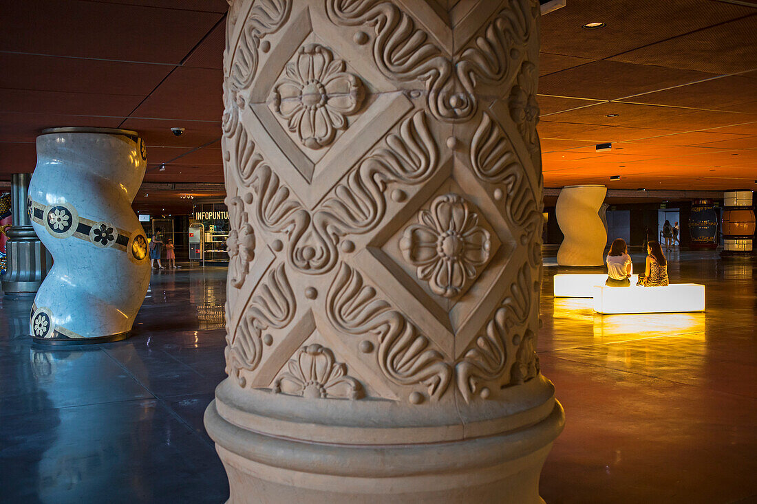 Atrium der Kulturen, Azkuna Zentroa, Alhondiga-Gebäude, Bilbao, Bizkaia, Baskenland, Spanien