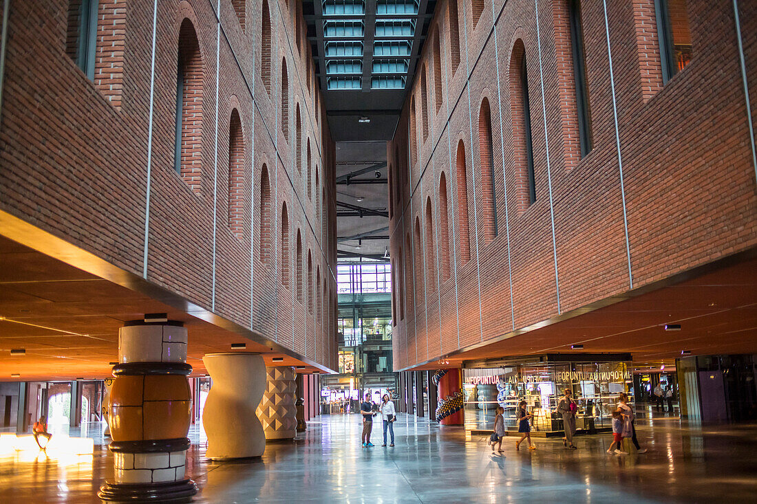 Atrium der Kulturen, Azkuna Zentroa, Alhondiga-Gebäude, Bilbao, Bizkaia, Baskenland, Spanien