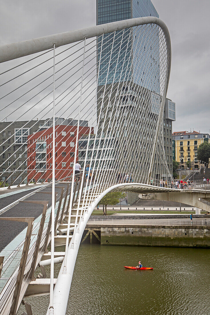 Ría de Nervión und Zubizuri-Brücke von Santiago Calatrava, Bilbao, Biskaya, Baskenland, Spanien