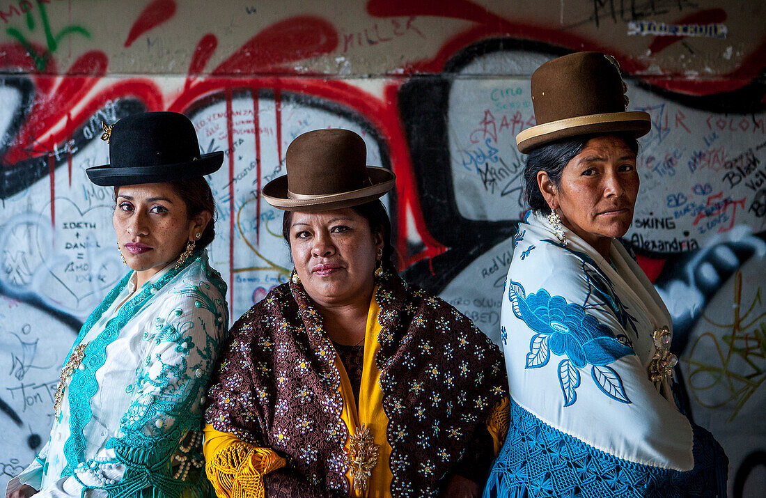 Links Benita la Intocable, in der Mitte Angela la Folclorista, und rechts Dina, Cholitas-Ringerinnen, El Alto, La Paz, Bolivien