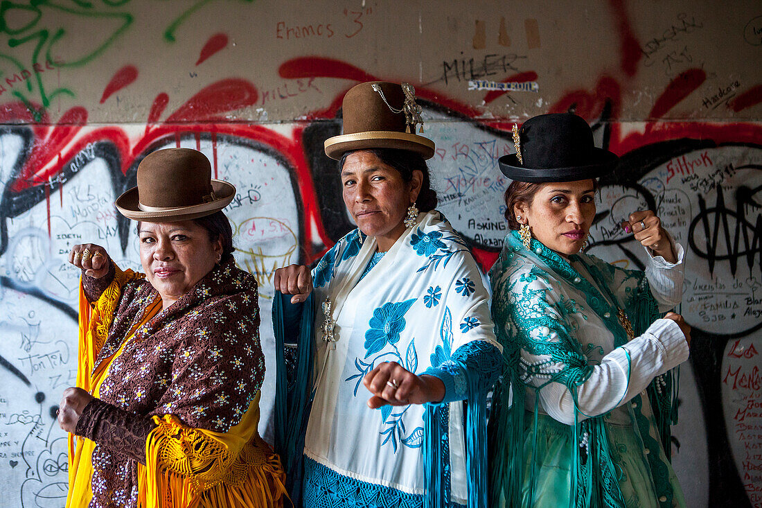 Links Angela la Folclorista , in der Mitte Dina, und rechts Benita la Intocable, Cholitas-Ringerinnen, El Alto, La Paz, Bolivien
